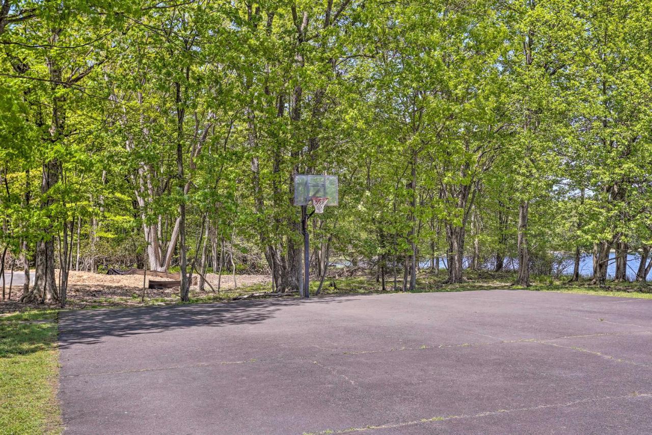Poconos Family Getaway With Hot Tub And 2 Game Rooms! Pocono Summit